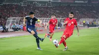 Pemain Timnas Indonesia, Calvin Verdonk (kanan) berusaha menghalau bola tendangan pemain Jepang, Wataru Endo pada laga lanjutan putaran ketiga Grup C Kualifikasi Piala Dunia 2026 di Stadion Utama Gelora Bung Karno (SUGBK), Senayan, Jakarta, Jumat (15/11/2024). (Bola.com/Bagaskara Lazuardi)