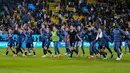 Pemain Inter Milan merayakan kemenangan atas Atalanta dalam laga semifinal Supercoppa Italiana 2024 yang digelar di Al Awwal Park, Riyadh, Jumat (3/1/2025) dini hari WIB. (AP Photo/Altaf Qadri)