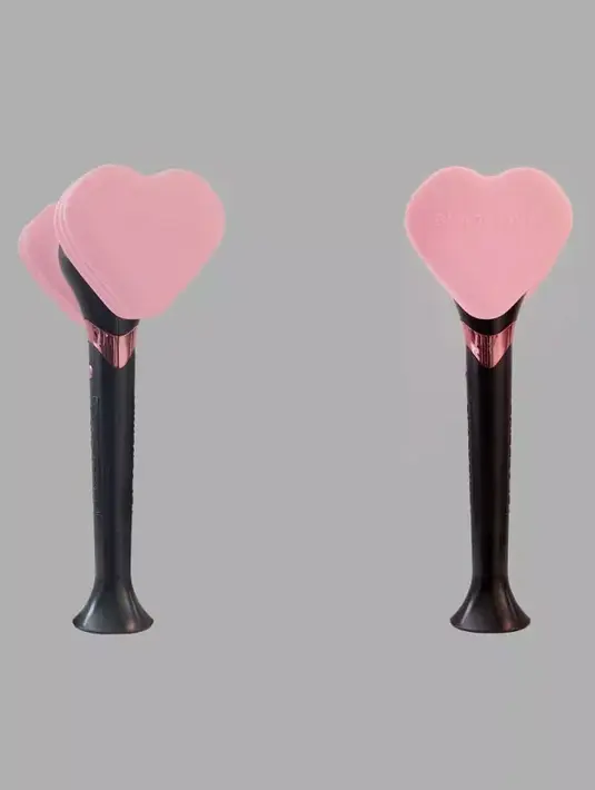 Lightstick BLACKPINK ini sendiri berbentuk seperti palu yang berbentuk hati. Lightstick ini berwarna hitam dan pink, seusai dengan nama grupnya. (Foto: instagram.com/ygselect)