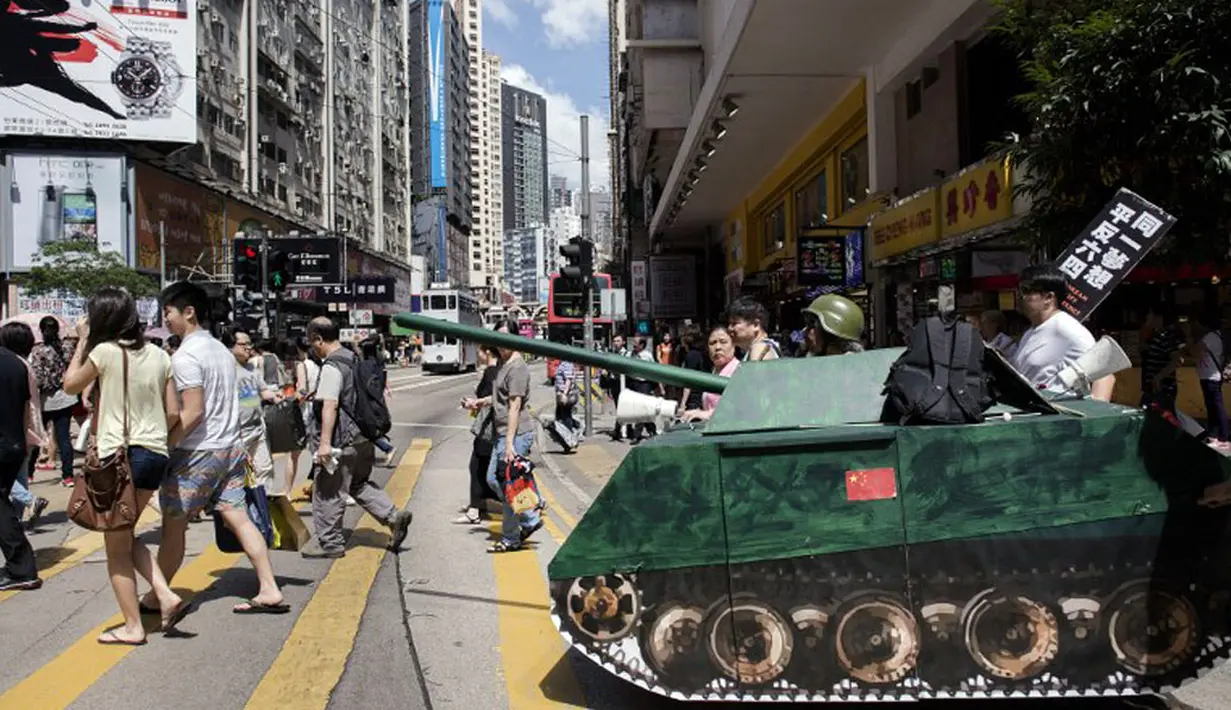 Di Hong Kong, (4/6/2014), seorang aktivis melakukan aksi memperingati 25 tahun tragedi berdarah Tiananmen. Lebih kurang 200.000 orang akan ambil bagian menyalakan lilin untuk mengenang peristiwa berdarah 25 tahun silam. (AFP PHOTO/ALEX OGLE)