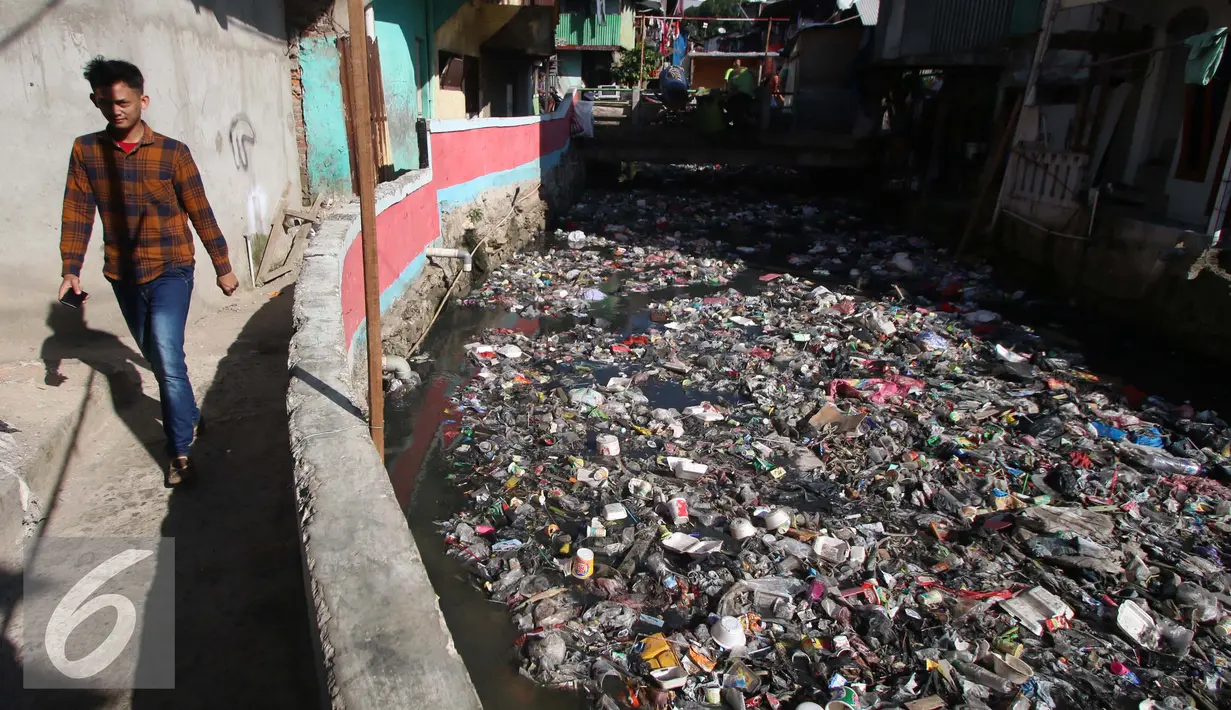 Warga melintas di kawasan Tanah Abang, Jakarta, Kamis (5/1). Namun, keberhasilan pemerintah menekan angka kemiskinan saat ini dibayang-bayangi oleh tingginya kesenjangan antar penduduk di kawasan perkotaan dengan di pedesaan. (Liputan6.com/Angga Yuniar)