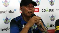 Pelatih Gresik United, Hanafi, bicara di konferensi pers usai laga melawan Perseru Serui, Sabtu (8/7/2017). (Liputan6.com/Dimas Angga P)