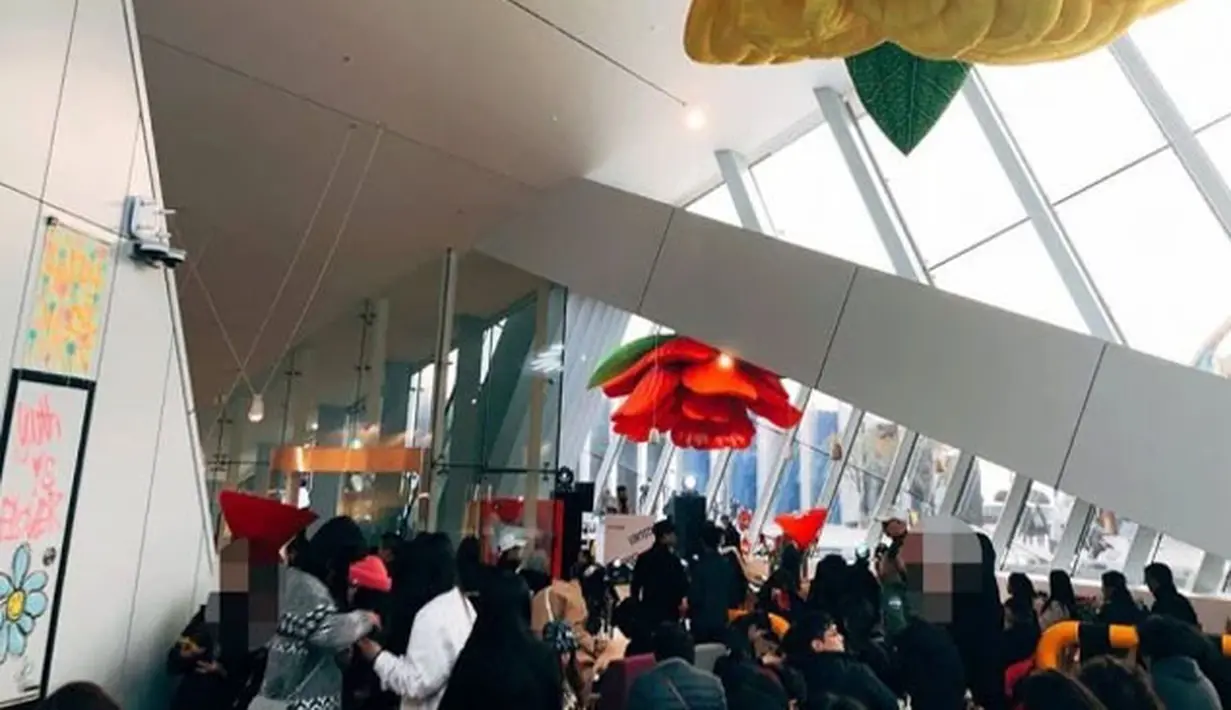 Menurut perwakilan dari YG Republique Jeju Shinhwa World, kafe milik G-Dragon semakin populer berkat kabar dari mulut ke mulut. Tentu saja para penggemar semakin antusias untuk datang ke cafe milik GD. (Foto: koreaboo.com)