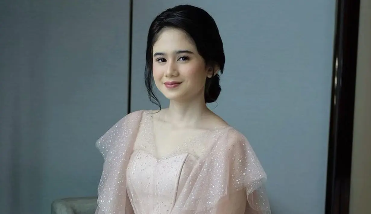 Tissa Biani tampil dengan sanggul berponi samping, dan disisakan sedikit rambutnya. @tissabiani.