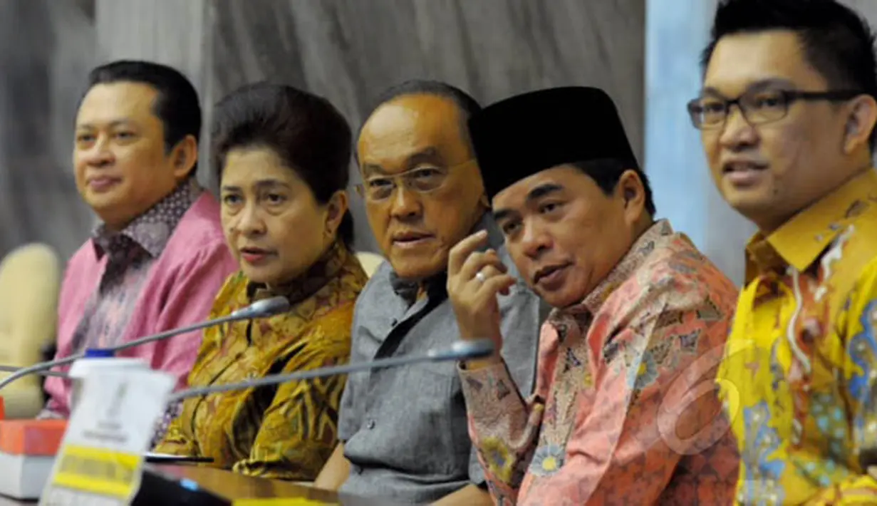 Ketum Partai Golkar Aburizal Bakrie (tengah) bersama Menteri Kesehatan Nila Moeloek (kedua kiri) mengikuti Forum Group Discusion (FGD) Partai Golkar,  Jakarta, Selasa (17/2). FGD tersebut bagian dari HUT Partai Golkar ke-47. (Liputan6.com/Andrian M Tunay)
