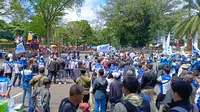 Ratusan buruh yang tergabung dalam KSPI melakukan aksi unjuk rasa di depan Gedung Sate, Kota Bandung. (Liputan6.com/ Arya Prakasa)