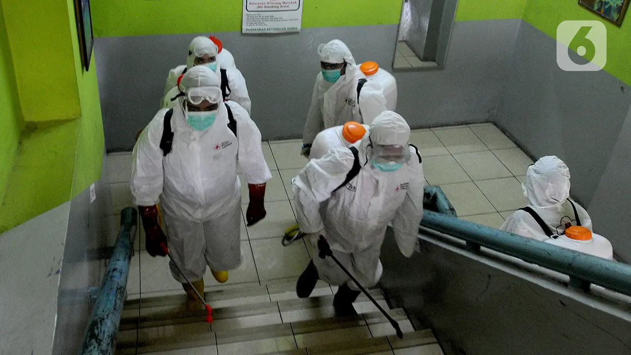 Antisipasi Virus Corona, PMI Semprot Disinfektan Sekolah di Jakarta