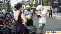 Sejumlah pelanggaran yang ditemukan seperti berkendara tanpa helm, melanggar marka jalan dan rambu.