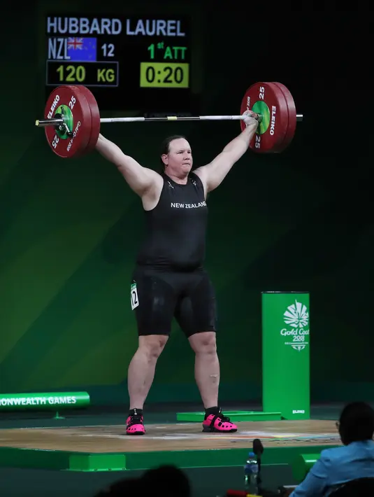 Laurel Hubbard berhasil mengangkat besi dalam perebutan final angkat besi wanita + 90kg pada Commonwealth Games di Gold Coast, Australia, (9/4). Hubbard adalah wanita transgender yang pernah berkompetisi dalam angkat berat pria. (AP Photo/Manish Swarup)