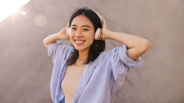 tersenyum santai baik kalem