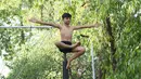Pesenam saat mengikuti sesi latihan Mallakhamb di Ahmedabad, India, Sabtu (10/6). Olahraga kuno ini membuat seseorang menjadi lincah dan gesit, memperbaiki koordinasi tubuh dan pikiran selain untuk tujuan fitness. (AFP PHOTO / Sam PANTHAKY)
