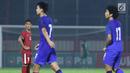 Pemain sayap Timnas Indonesia U-23, Febri Hariyadi (kiri) terpaku saat ketinggalan 1-2 pada laga persahabatan melawan Thailand U-23 di Stadion PTIK, Jakarta, Kamis (31/5). Indonesia U-23 kalah 1-2. (Liputan6.com/Helmi Fithriansyah)