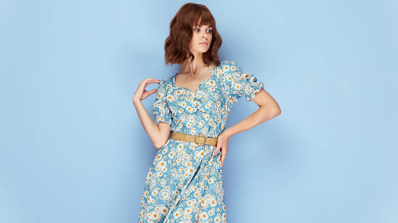 10 Inspirasi Outfit Vintage Perempuan 90an yang Cocok Banget Buat OOTD Instagramable