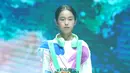 Model cilik menampilkan kreasi busana dalam sebuah peragaan busana di Hangzhou, China (24/8/2020). Peragaan busana tersebut diadakan sebagai bagian dari ajang China International Kids Fashion Week yang sedang berlangsung saat ini, menampilkan tren mode untuk pakaian anak-anak. (Xinhua/Chen Jianli)