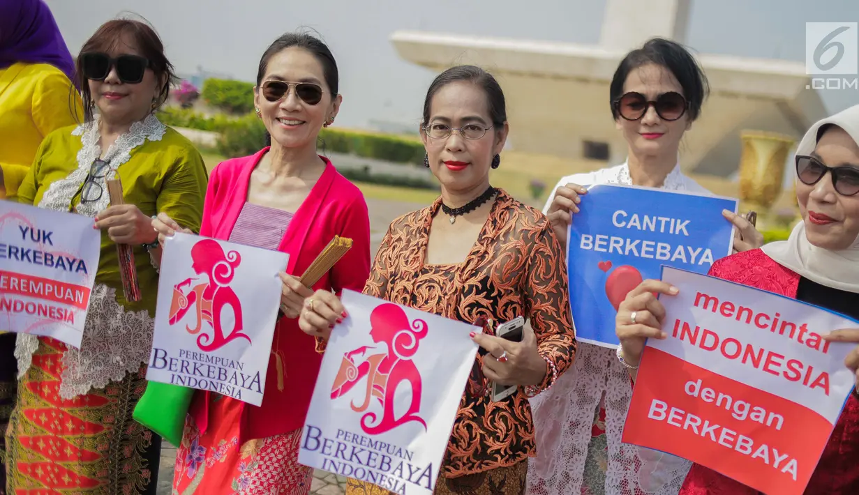 Sejumlah wanita mengenakan baju kebaya berpose saat mengikuti hari Gerakan Nasional kembali ke busana identitas Indonesia di Jakarta, Selasa (2/7/2019). Gerakan ini dinamakan sebagai Selasa Berkebaya untuk mengajak anak-anak muda tetap menjaga kelestarian busana kebaya. (Liputan6.com/Faizal Fanani)