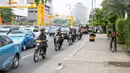 Sejumlah anggota polisi berkendara motor dengan senjata lengkap melintasi kawasan Jalan MH Thamrin, Jakarta, Jumat (15/1).  Pasca-teror di kawasan Sarinah, Polri meningkatkan status keamanan Indonesia menjadi siaga satu. (Liputan6.com/Faizal Fanani)