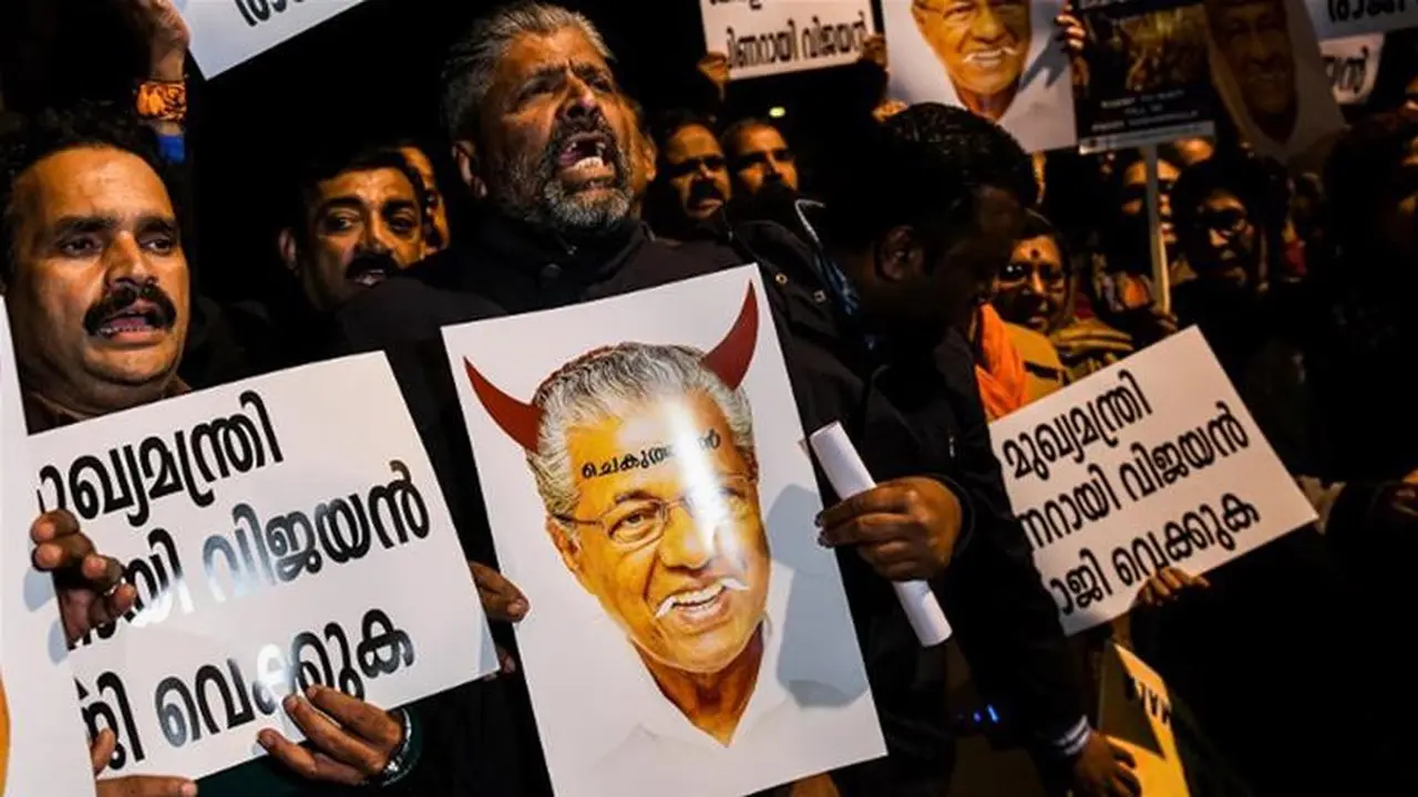 kelompok Hindu garis keras mengajukan protes dengan mengusung poster pemimpin Kerala, yang disebut melecehkan umat (AFP/Chandan Khanna)