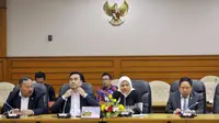 Pimpinan sementara DPR dari Koalisi Indonesia Hebat (KIH) yang diketuai Ida Fauziyah (kedua kanan), Effendi Simbolon (kedua kiri), Supriyadi (kiri), serta Syaifulloh (kanan) memimpin Rapat Konsultasi lanjutan di Parlemen Senayan, Jakarta, Senin (3/11). (A