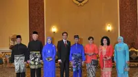 Presiden Joko Widodo (keempat kiri) berfoto bersama Yang di-Pertuan Agong Malaysia Abdul Halim Muadzam Shah (keempat kanan) dan Perdana Menteri Malaysia Najib Tun Razak (kedua kiri) saat pertemuan bilateral kepala negara di Malaysia, Kamis (5/2). (Antara/