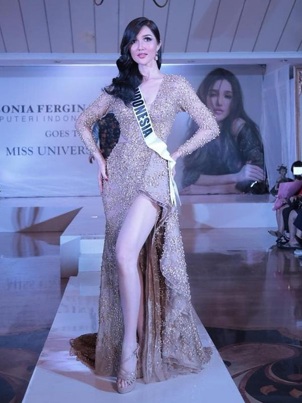 Puteri Indonesia 2018, Sonia Fergina Citra, memeragakan busana untuk Miss Universe 2018, 23 November 2018. (dok. Instagram @officialputeriindonesia/https://www.instagram.com/p/BqhFRwnlUek//Asnida Riani)