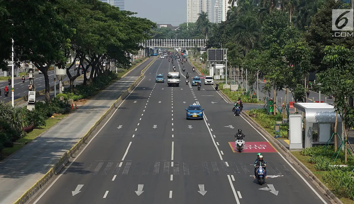 Suasana lalu lintas yang lengang di ruas jalan Jenderal Sudirman, Jakarta, Rabu (22/5/2019). Adanya unjuk rasa dan kericuhan usai pengumuman hasil Pemilu 2019 menyebabkan ruas jalan protokol tersebut berbeda dengan hari biasa yang diwarnai kemacetan. (Liputan6.com/Immanuel Antonius)