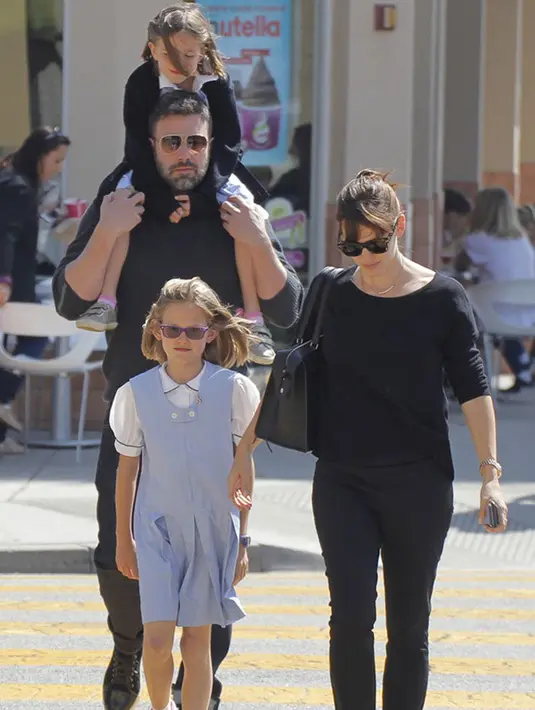 Tersiar kabar keduanya terlihat sangat romantis saat itu, terlebih sumber mengatakan Jen menyampaikan rasa terima kasih pada Ben. Selain itu kabarnya Ben juga memberikan cincin berlian seharga $2.3 juta. (doc.Hollywoodlife.com)