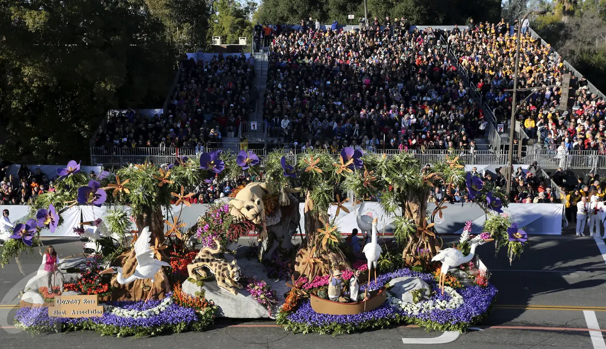 Sebuah mobil hias berbentuk hutan dengan aneka satwa ikut berparisipasi di Rose Parade, Pasadena, California (1/1/2016). Acara Rose Parade menjadi acara yang dinantikan penduduk Pasadena setiap awal tahun (REUTERS / David McNew)