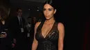 Dalam acara What Happens, Kim mengatakan bahwa saat itu berawal dari cerita mengenai episode favoritenya di acara Keeping up With The Kardashian. Ia pun bercerita soal hidupnya dan Kourtney Kardashian. (AFP/Bintang.com)