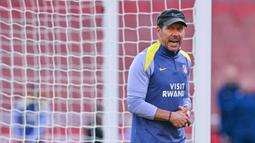 Pertandingan ini bukan sekadar perebutan tiket final, tetapi juga pembuktian konsistensi. Arsenal tampil impresif sepanjang musim, sementara Atletico Madrid mencoba bangkit dari periode sulit. (AFP/Glyn Kirk)