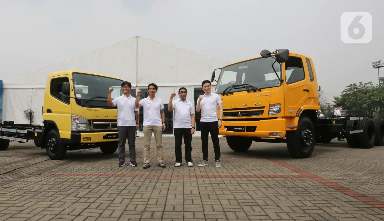 (ki-ka) Product Strategy Director of PT. Krama Yudha Tiga Berlian Motors (KTB) Shun Yatsugi, Presdir Nobukazu Tanaka, Sales & Marketing Director Duljatmono dan Kei Kubota pada peluncuran Mitsubishi truk Fuso model Canter dan Fighter X di ICE BSD, Tangerang (25/03/2022). (Liputan6.com/Fery Pradolo)