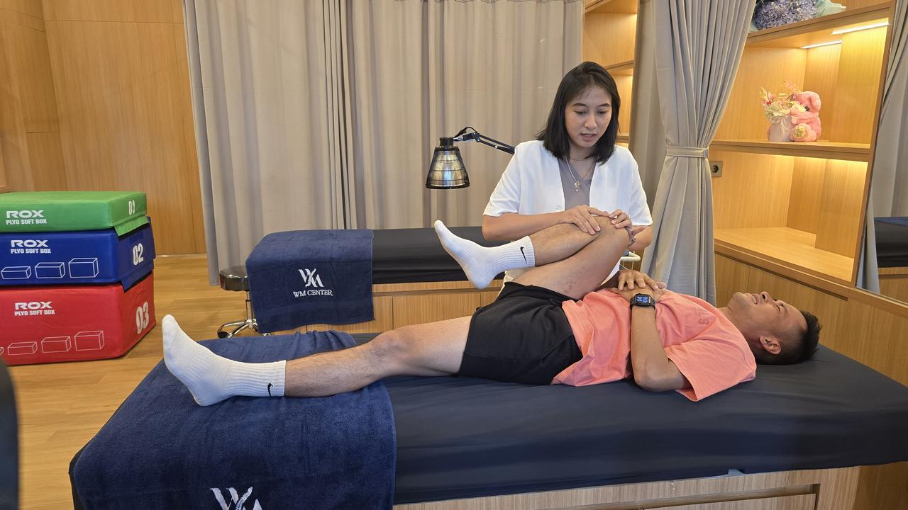 Pemeriksaan atlet oleh fisioterapi ternama Windy Mayang
