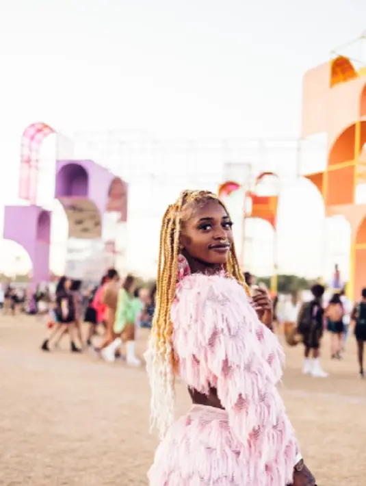 <p>Gaya bold dengan outfit bertekstur juga terlihat di Coachella 2022. Lihat pengunjung ini mengenakan set dengan detail layered fringe texture. Foto: Bustle.</p>