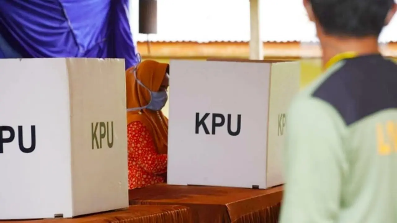 Seorang warga menyalurkan haknya dalam pemungutan suara ulang di Kabupaten Indragiri Hulu.