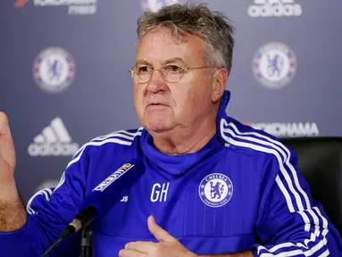 Pelatih Chelsea yang baru Guus Hiddink saat melakukan konferensi pers di tempat latihan Chelsea, Inggris, (23/12). Guus Hiddink menggantikan posisi Jose Murinho yang dipecat beberapa waktu lalu. (Reuters/Matius Childs)