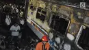 Kondisi dari gerbong kereta api yang terbakar usai terjadi tabrakan dengan mobil di perlintasan Kramat, Senin, Jakarta, Selasa (13/6). Peristiwa tabrakan tersebut terjadi sekitar pukul 17.08 WIB. (Liputan6.com/Helmi Afandi)