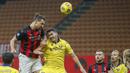 Striker AC Milan, Zlatan Ibrahimovic, membuat gol lewat tandukan kepala ke gawang Hellas Verona di masa injury time babak kedua dalam lanjutan Liga Italia Serie A pekan ke-7 di Stadion San Siro, Milan, Senin (9/11/2020). AC Milan bermain imbang 2-2 dengan Hellas Verona.(AP Photo/Antonio Calanni).