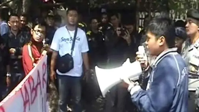 Puluhan Mahasiswa Demo Hasil Pilkada Jabar