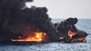 Kapal tanker minyak Iran hampir tenggelam usai mengalami kebakaran di Laut Cina Timur (14/1). Kapal tanker bernama Sanchi ini sebelumnya bertabrakan dengan kapal kargo hingga akhirnya terbakar di lepas pantai timur Shanghai. (Ministry of Transport via AP)