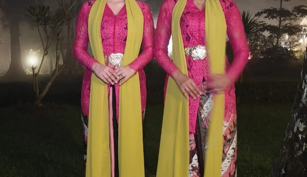 Di hari pagelaran, Happy Salma dan Ariel Tatum tampil bak anak kembar dengan kebaya yang sama [@happysalma]