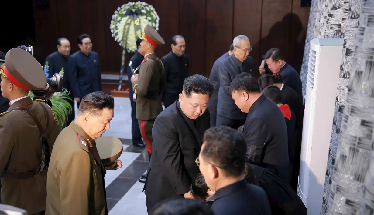Pemimpin Korut, Kim Jong Un mengucapkan belasungkawa saat menghadiri upacara pemakaman Kim Yang Gon di tempat persemayaman di Pyongyang, Kamis (31/12). Kim Yang Gon adalah sekertaris Partai Buruh dan Kepala United Front Departemen. (REUTERS/KCNA)