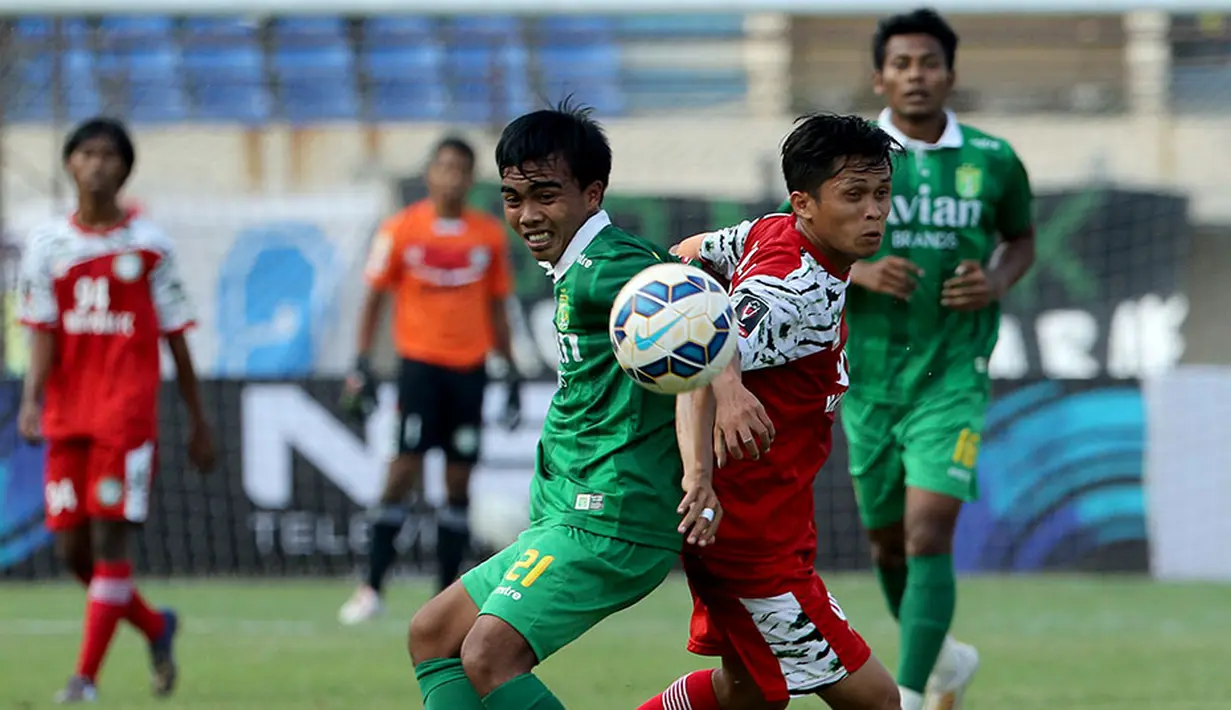 Aksi Fatchurochman, pemain Persebaya Surabaya saat melawan Martapura FC dalam turnamen Piala Presiden 2015 di Stadion Si Jalak Harupat, Kabupaten Bandung Jawa Barat, Rabu (2/9).  (Bola.com/Peksi Cahyo)