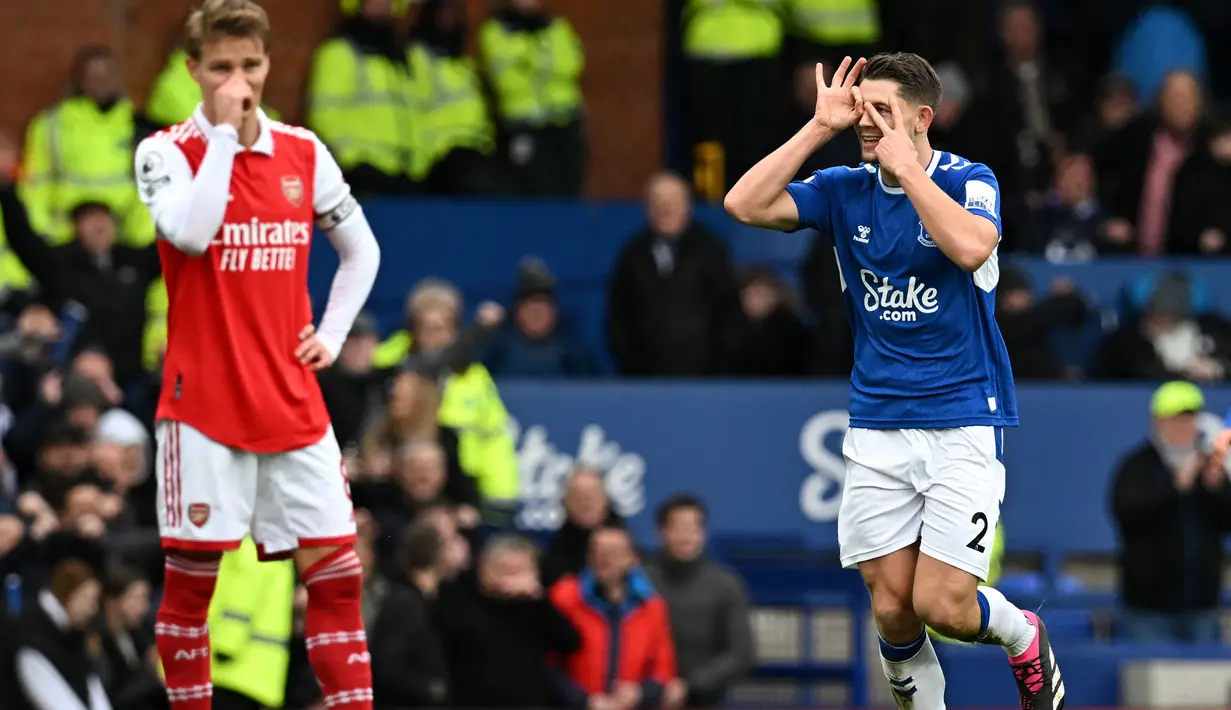 Selebrasi bek Everton, James Tarkowski setelah mencetak gol tunggal kemenangan ke gawang Arsenal pada laga Liga Inggris 2022/2023 di Goodison Park, Liverpool (4/2/2023). Arsenal baru menelan kekalahan kedua dari 20 laga di Liga Inggris pada laga pekan ke-22. The Gunners kalah 0-1 lewat gol tunggal bek Everton, James Tarkowski. (AFP/Paul Ellis)