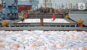 Suasana saat pekerja melakukan aktivitas bongkar muat beras impor di Pelabuhan Tanjung Priok, Jakarta, Jumat (16/12/2022). Perum Bulog mendatangkan 5.000 ton beras impor asal Vietnam guna menambah cadangan beras pemerintah (CBP) yang akan digunakan untuk operasi pasar. (Liputan6.com/Faizal Fanani)