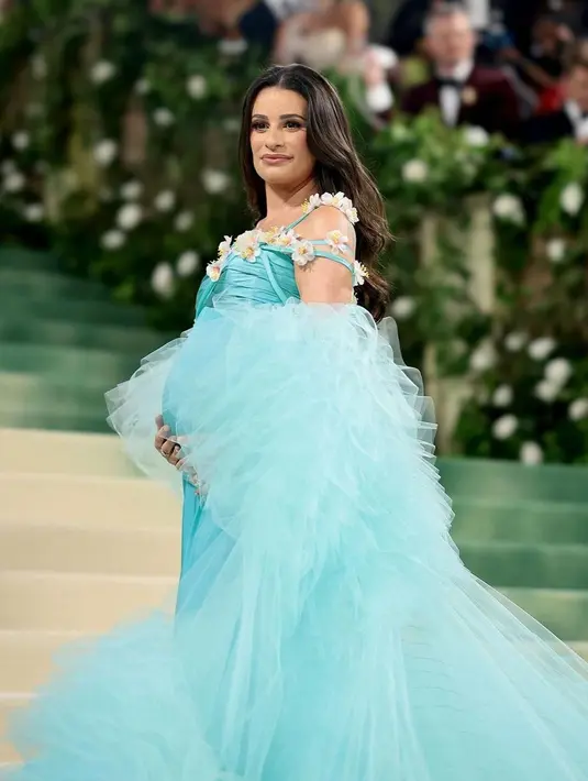 Lea Michelle berpose di red carpet Met Gala 2024 mengenakan gaun Rodarte berwarna aqua dengan cape tulle. [Foto: Instagram/iblamechampagne]