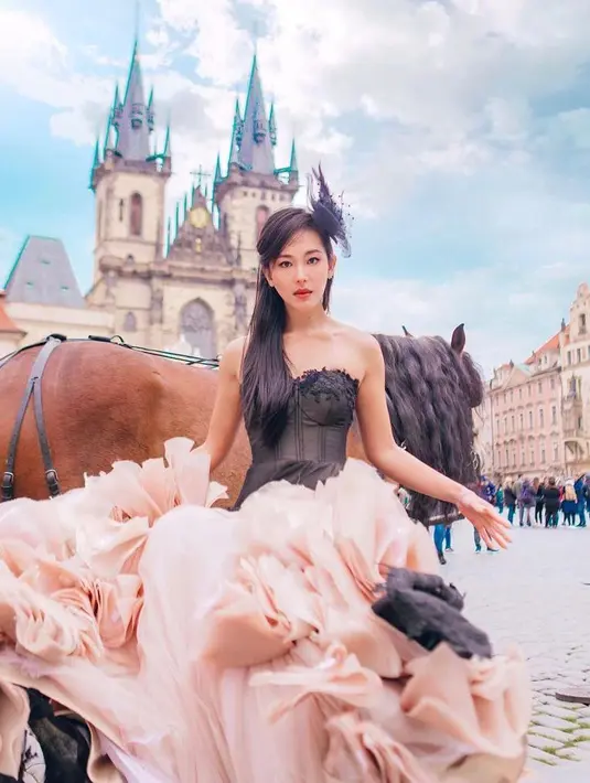 <p>Wanita yang juga merupakan seorang model ini juga kerap mengunggah momen saat menjalani pemotretan. (Instagram/olivia_aten).</p>