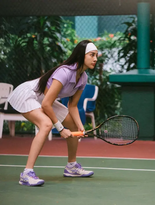 Untuk mengoptimalkan gayanya, Anya juga menyelaraskan warna sepatunya.  [Foto: Instagram/ Anya Geraldine]