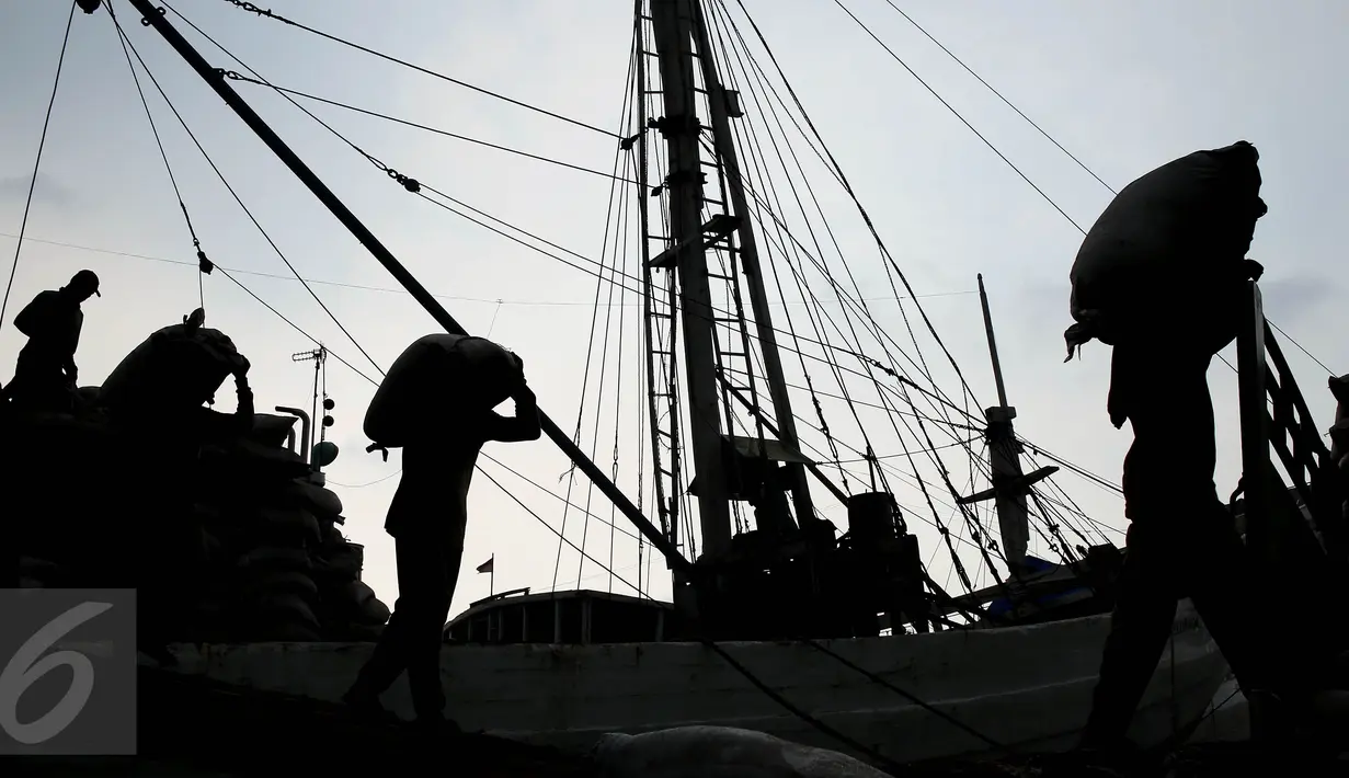 Buruh mengangkut karung semen saat melakukan bongkar muat di Pelabuhan Sunda Kelapa, Jakarta, Selasa (2/5). Kenaikan tersebut sebesar 0,20% di bandingkan bulan sebelumnya. (Liputan6.com/Johan Tallo)