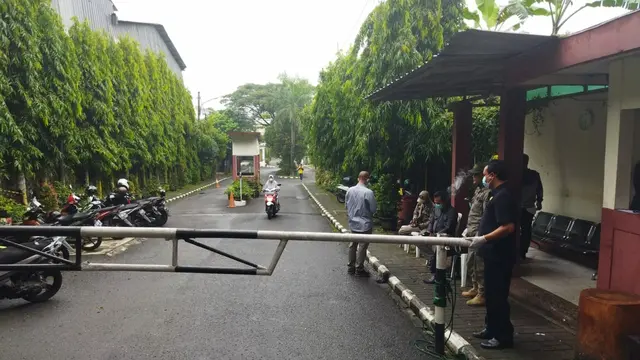Pemerintah Kota Bogor membatasi aktivitas warga Perumahan Griya Melati, Kelurahan Bubulak, Kecamatan Bogor Barat, Kota Bogor.