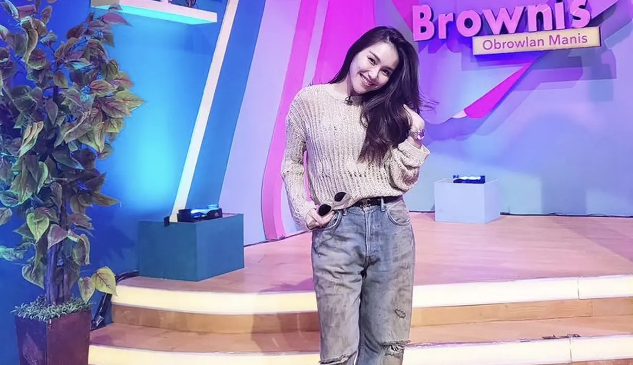 Terlihat Ayu pun menggerai rambut panjangnya dengan model wave dan belah tengah. Mengaplikasikan riasan wajah naturalnya. [Instagram/@ayutingting92]