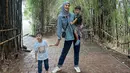 Gaya keibuan Paula Verhoeven dengan kedua anaknya pakai outfit denim on denim. Paula memadukan jaket jeansnya dengan celana jeans, dan hijab abu-abu polos, serta sneakers putih. [Foto: Instagram/paula_verhoeven]